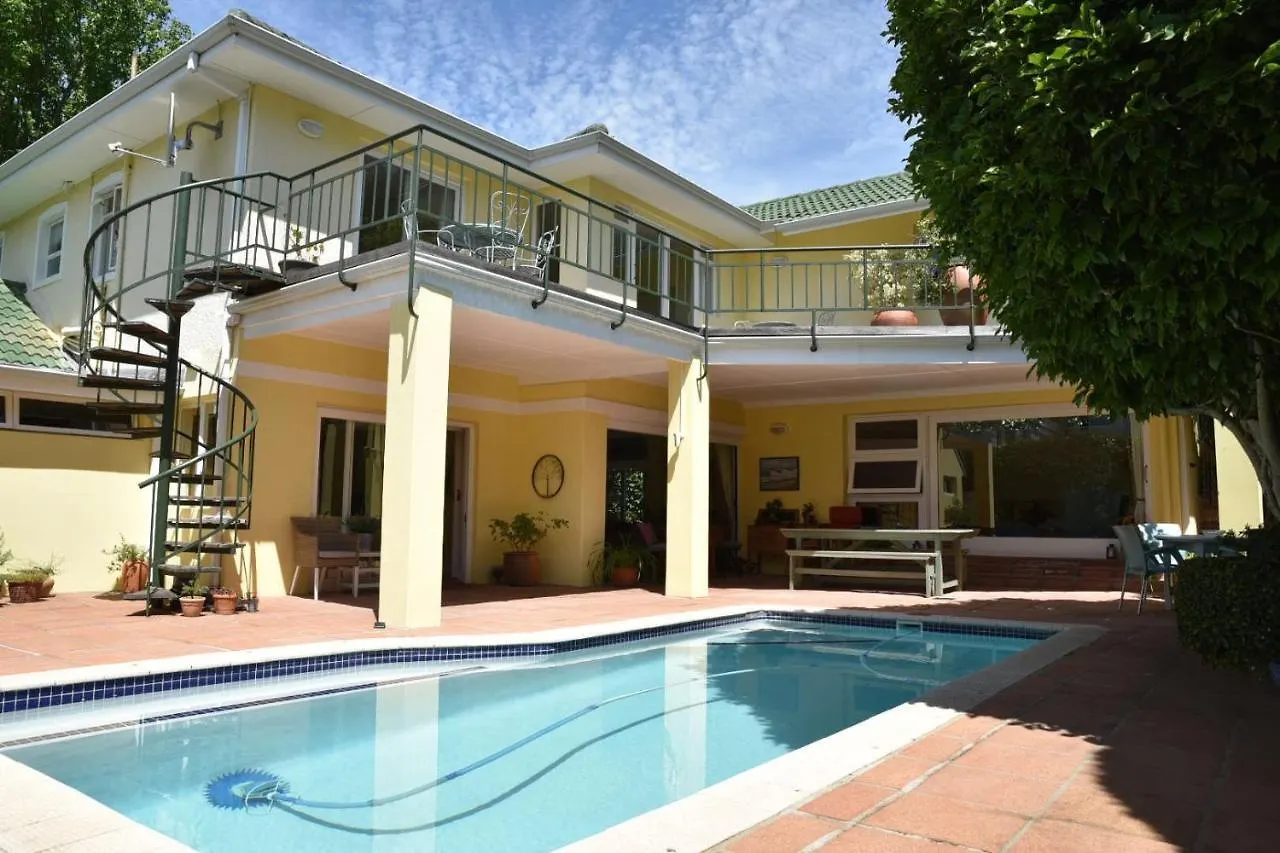 On Pinewood Guest House Κέιπ Τάουν